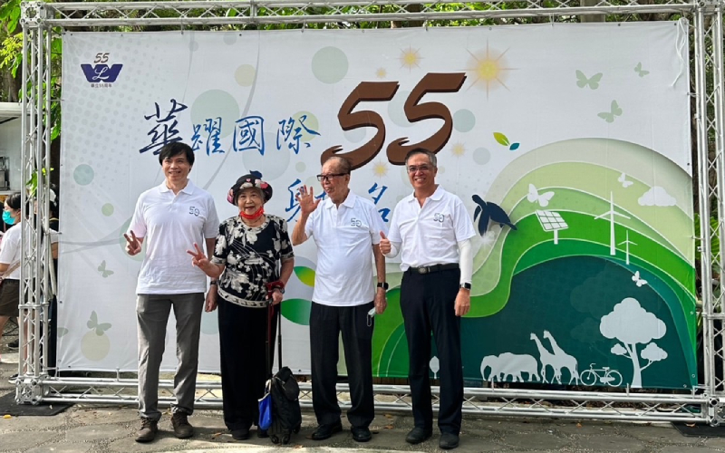 創辧人與董事長親臨現場與員工同樂( 由右至左分別為董事長、創辦人 )